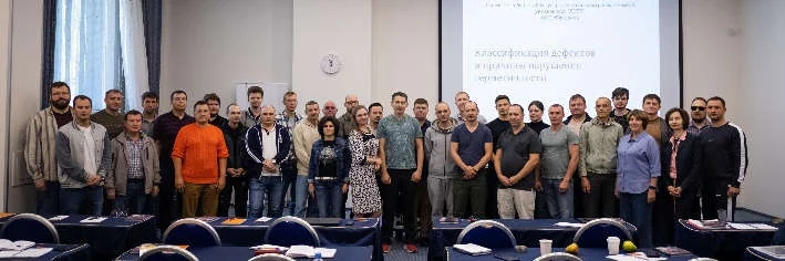 Группа специалистов на курсе по течеисканию